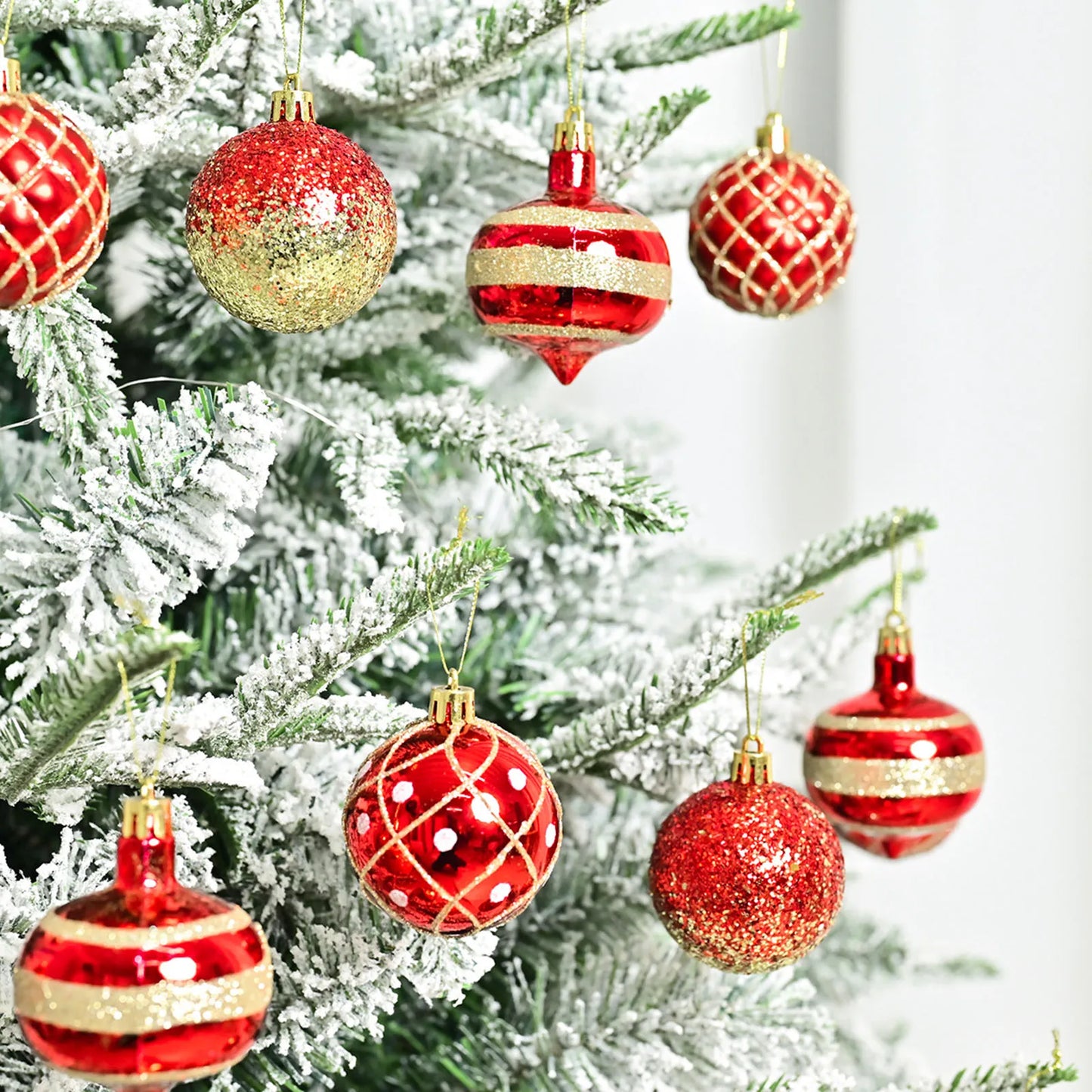 Box containing 16 shiny, glittery Christmas balls | Christimas Flare